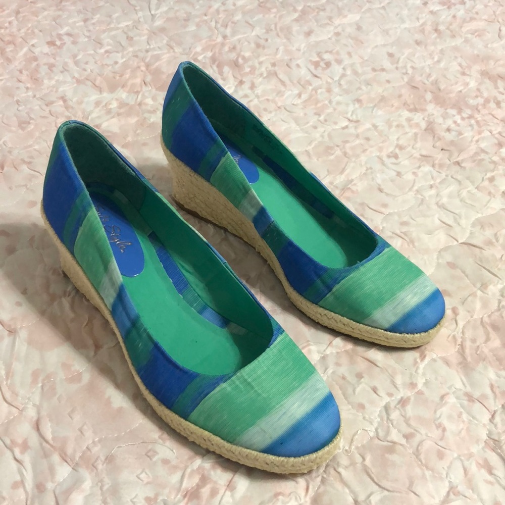 SOFT STYLE HUSH PUPPIES WEDGES.      (3)5)
